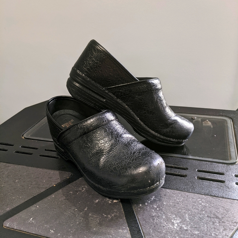 Dansko pro xp floral clog